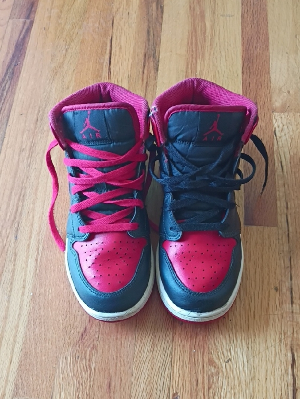 Nike Air Jordan Sneakers in Red and Black with Mixed Laces Big Boys 6